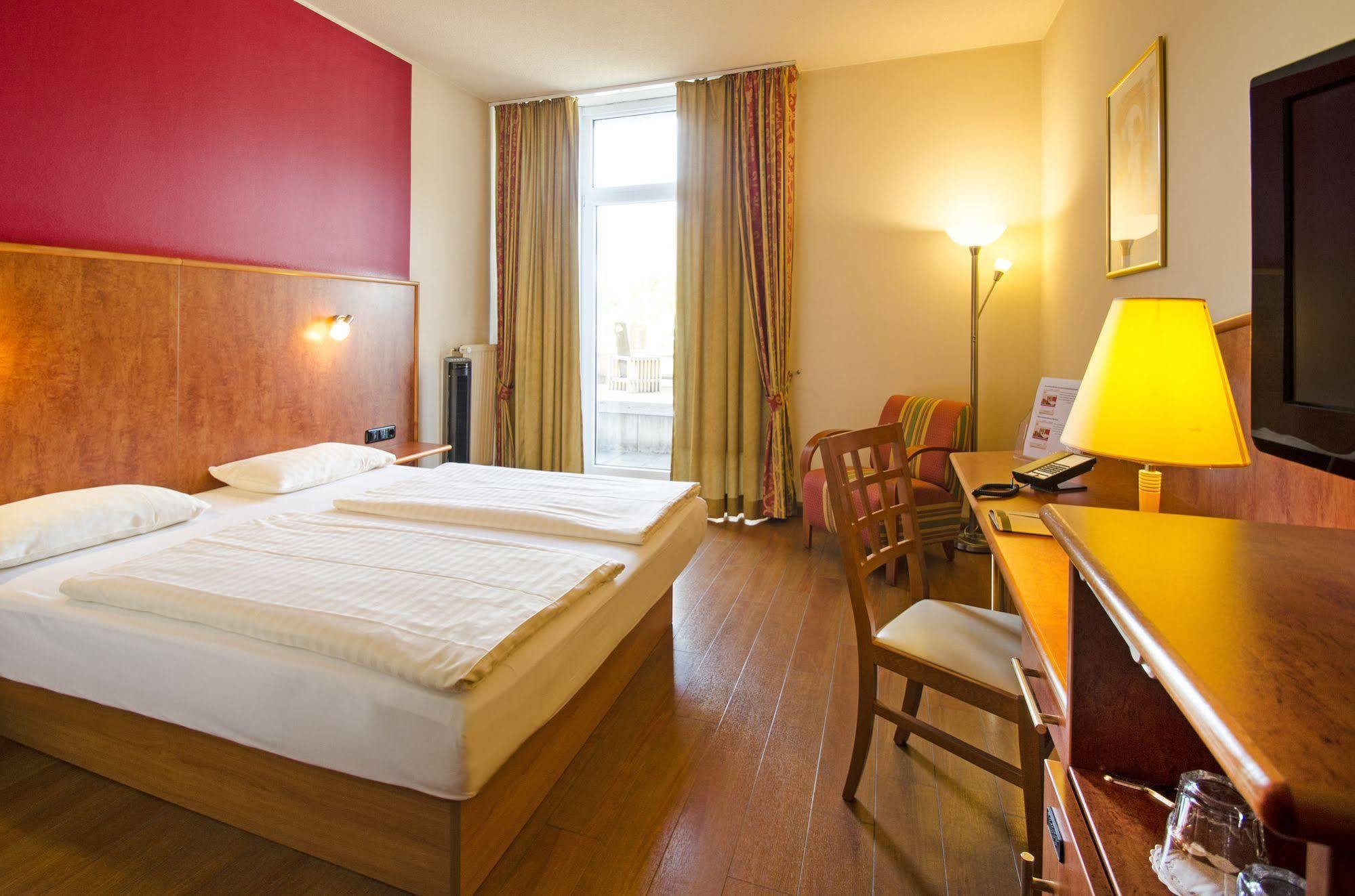 1, 2, Sleep Boardinghouse Unterschleissheim Zentrum מראה חיצוני תמונה