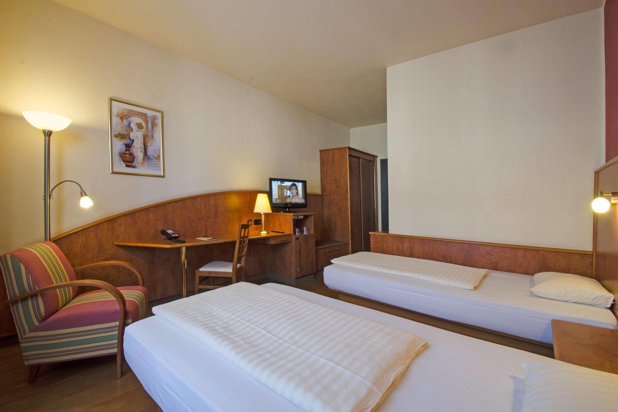 1, 2, Sleep Boardinghouse Unterschleissheim Zentrum מראה חיצוני תמונה